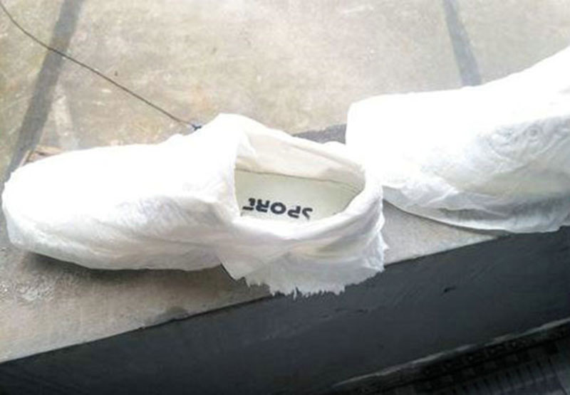 Dùng giấy vệ sinh để làm sạch giày trắng