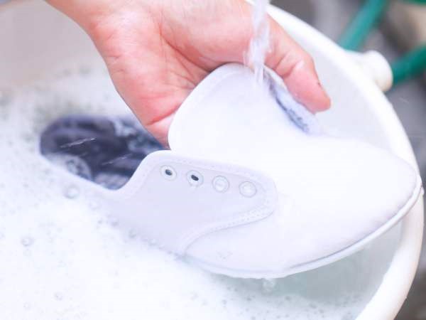 Tẩy sạch giày với xà phòng và nước