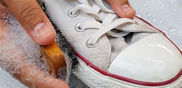 Làm sạch giày với nước rửa chén
