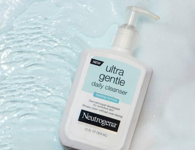Sữa rửa mặt này của Neutrogena sẽ giữ cho làn da của bạn ẩm mượt chứ không khô căng, khó chịu.