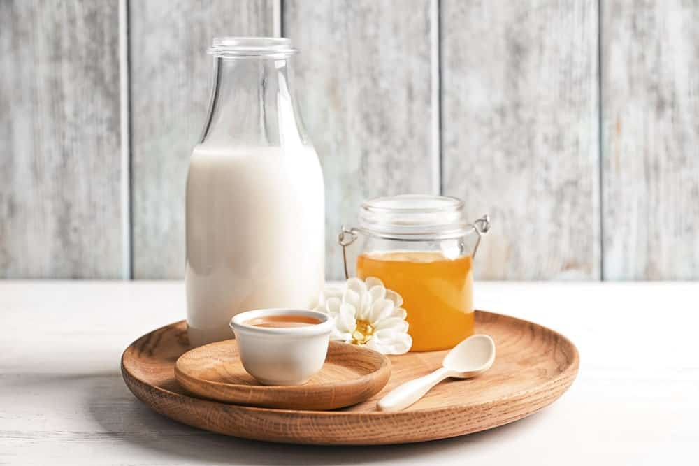 Cách làm trắng da bằng mật ong và sữa tươi được nhiều người áp dụng
