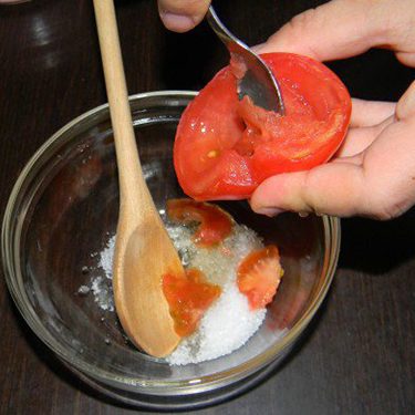 Cách làm trắng da bằng cà chua và muối