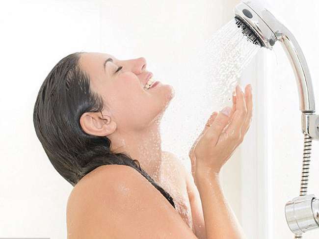 Trước khi sử dụng đá tắm, bạn cần làm sạch body của mình với nước ấm và sữa tắm