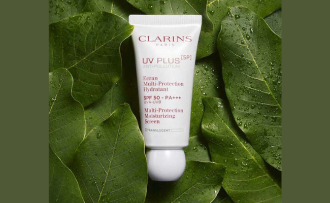 Với thành phần lá xoài hữu cơ, kem chống nắng Clarins là vật bất ly thân với mọi làn da.