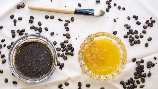 Mật ong và bã cà phê tẩy da chết
