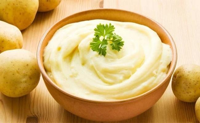 Trong khoai tây có chứa nhiều Vitamin và khoáng chất giúp hỗ trợ cung cấp độ ẩm thêm cho da