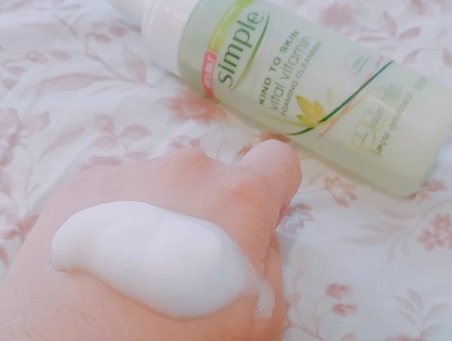 Sữa rửa mặt Simple Kind to Skin Vital Vitamin Foaming Cleanser