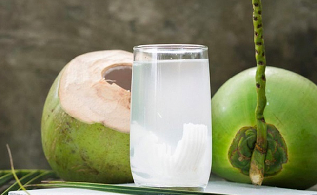 Uống Gì Để Trắng Da Từ Bên Trong? Nước dừa tươi
