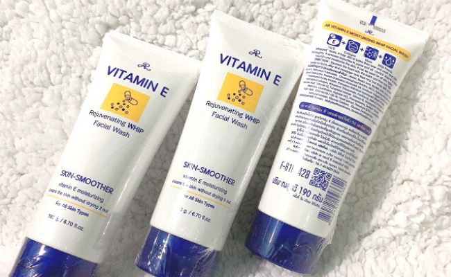 Thành phần vitamin E trong sản phẩm giúp làn da được cân bằng ẩm hiệu quả.