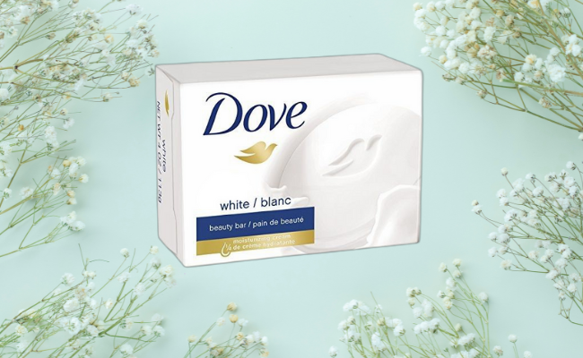 Xà phòng tắm trắng Dove có khả năng dưỡng ẩm.