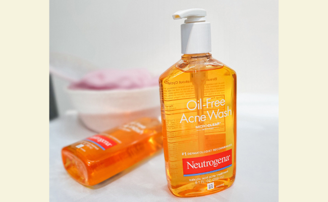 Neutrogena Oil-Free Acne Wash có độ pH từ 3.5 - 4.0