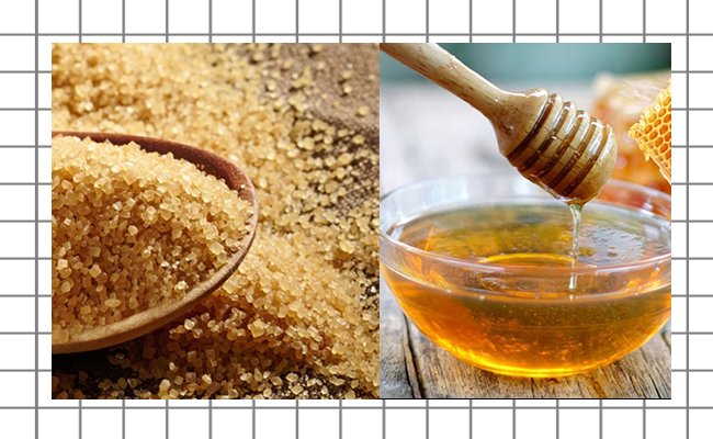 Tẩy da chết cho da dầu mụn: đường nâu và mật ong