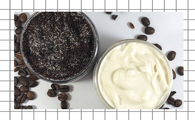 Tẩy da chết cho da dầu mụn: bã cà phê và sữa chua không đườn