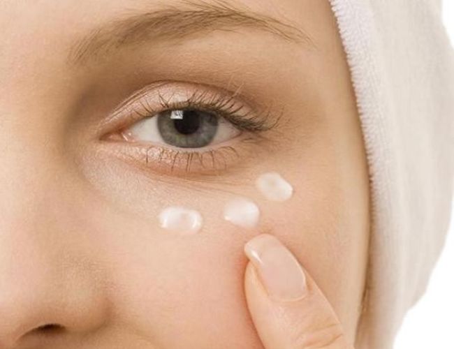 Sử dụng kem dưỡng mắt khi dưỡng da ban đêm (Nguồn: Sưu tầm)