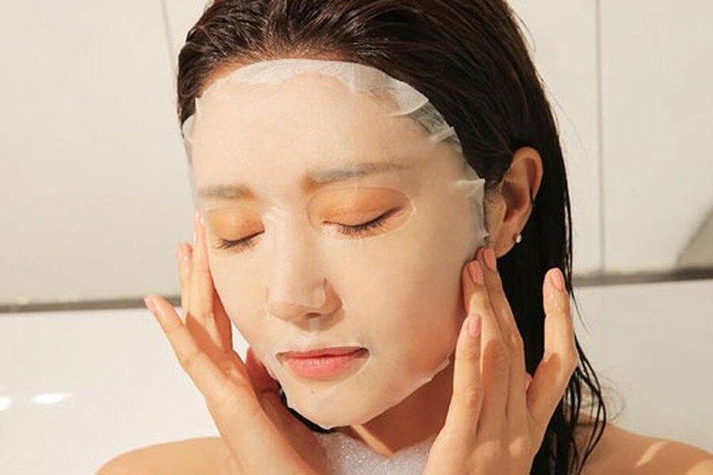 Đắp mặt nạ để chăm sóc da mặt trước khi ngủ