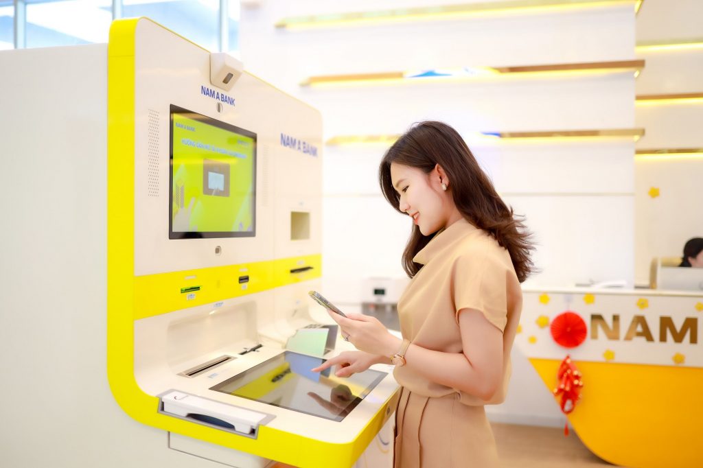 Mở thẻ ATM cho người dưới 18 tuổi ngay tại quầy giao dịch ngân hàng