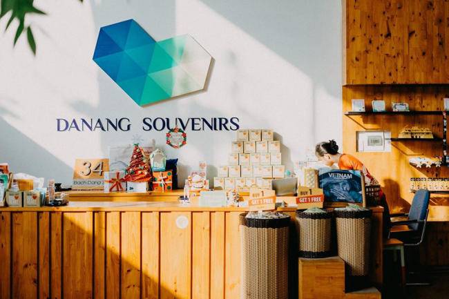 Danang Souvenirs & Coffee quán cafe sống ảo “2 trong 1” tại Đà Nẵng, giúp bạn vừa thưởng thức đồ uống thơm ngon vừa dễ dàng sở hữu những món đồ lưu niệm tuyệt đẹp
