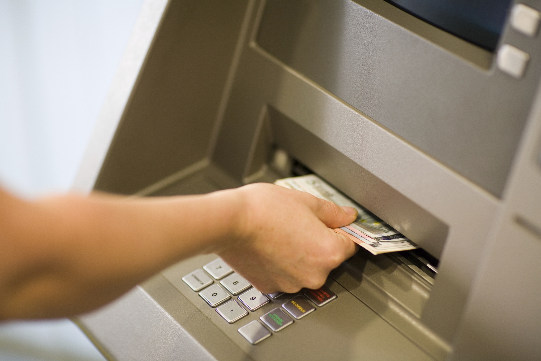 Cách tránh rủi ro khi rút tiền tại cây ATM