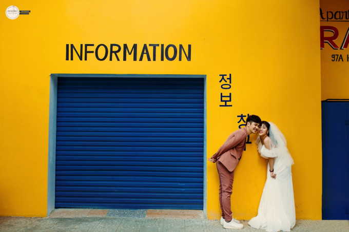 Bức tường vàng Raon được với màu sắc tươi trẻ, đậm chất Hàn Quốc được nhiều bạn trẻ chọn lựa làm địa điểm chụp ảnh cưới tại Đà Nẵng.