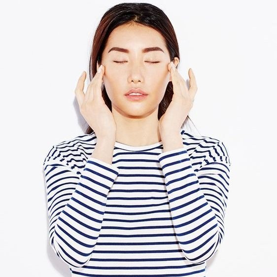 Trị mụn bằng cách… massage mặt mỗi ngày, hình như có gì sai sai?