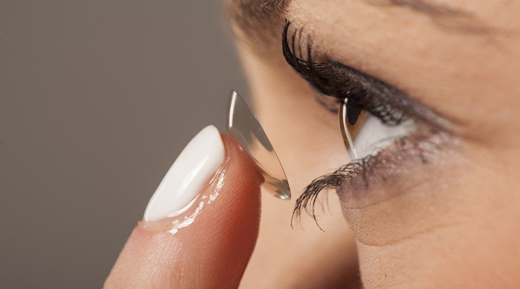 5 mẹo giúp việc makeup với kính áp tròng bớt khổ sở hơn