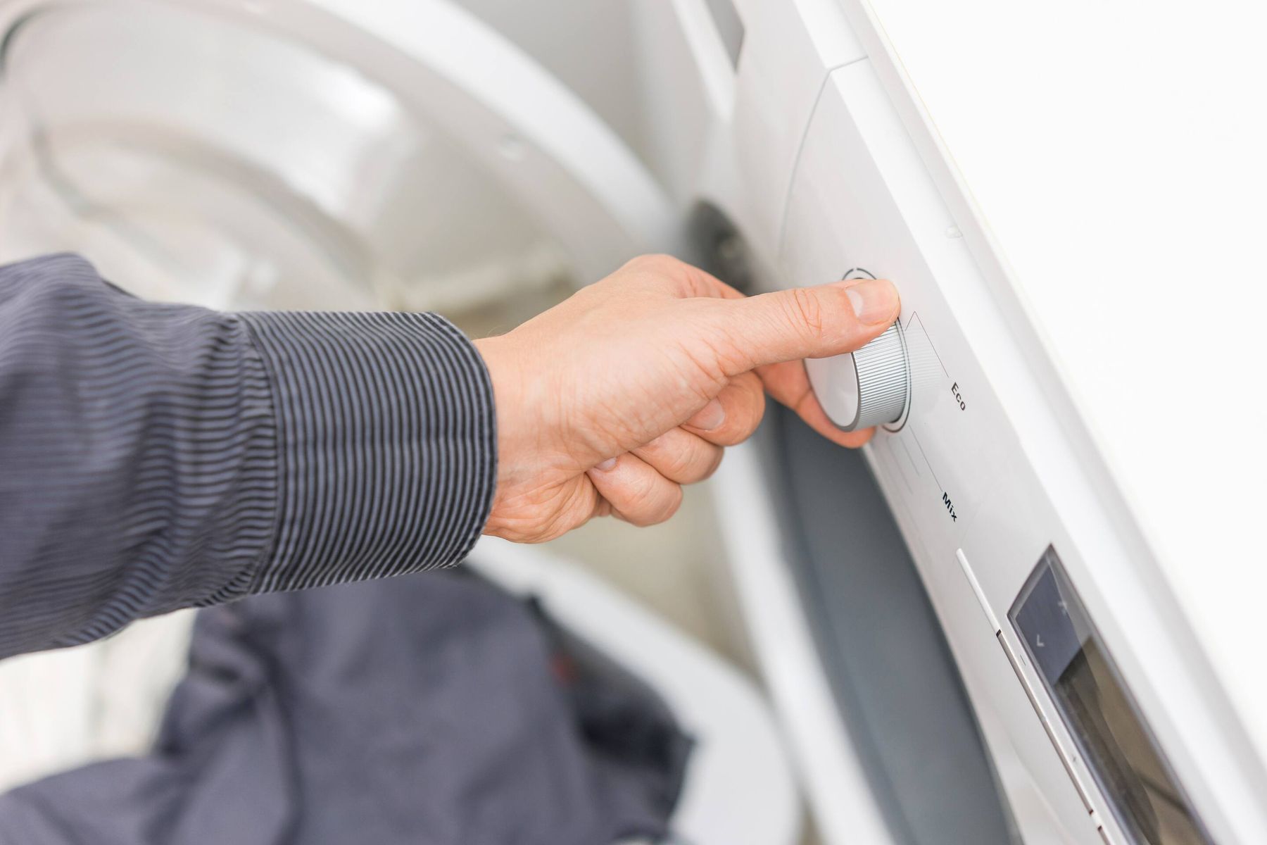 Cách vệ sinh máy giặt cửa ngang đảm bảo bạn chưa biết