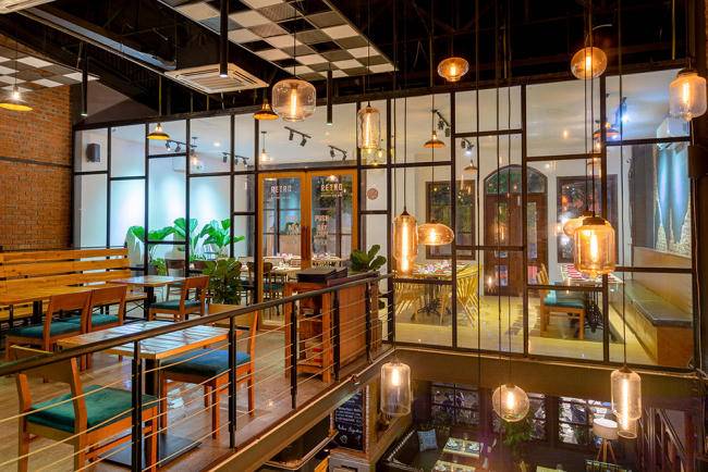 Retro Kitchen & Bar có không gian sang trọng, rộng rãi và yên tĩnh như một nhà hàng cao cấp