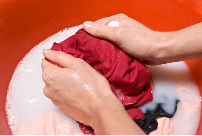 5 cách giặt quần áo sạch và dưỡng da tay khi giặt quần áo