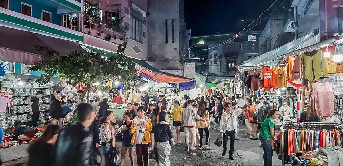 Chợ đêm Lê Duẩn bán đặc sản Đà Nẵng.