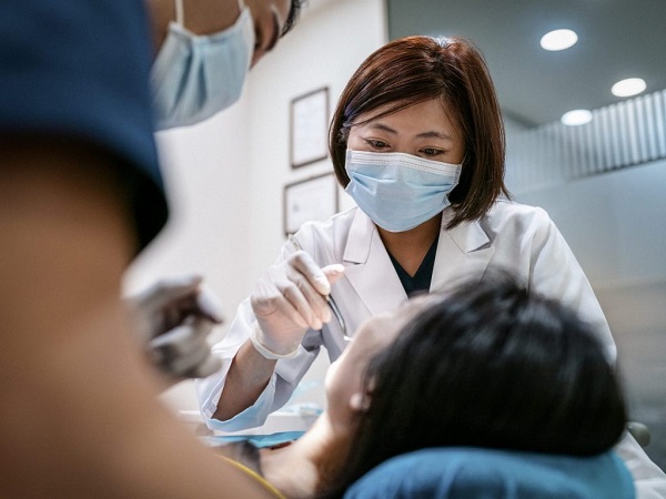 Các cách chăm sóc răng miệng khi niềng răng bằng cách thường xuyên đến gặp bác sĩ chỉnh nha - Ảnh 3