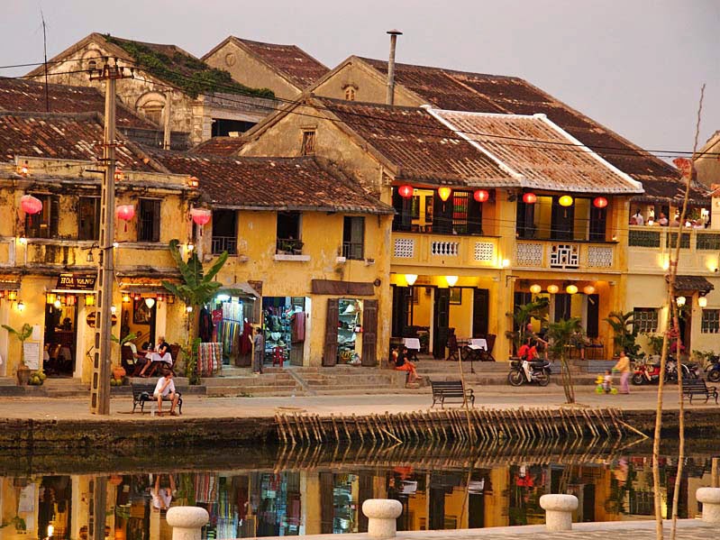 Phố cổ Hội An là địa điểm check in khi đến Đà Nẵng với ẩm thực đặc sản cùng những địa điểm chụp ảnh mang nét hoài cổ ấn tượng.