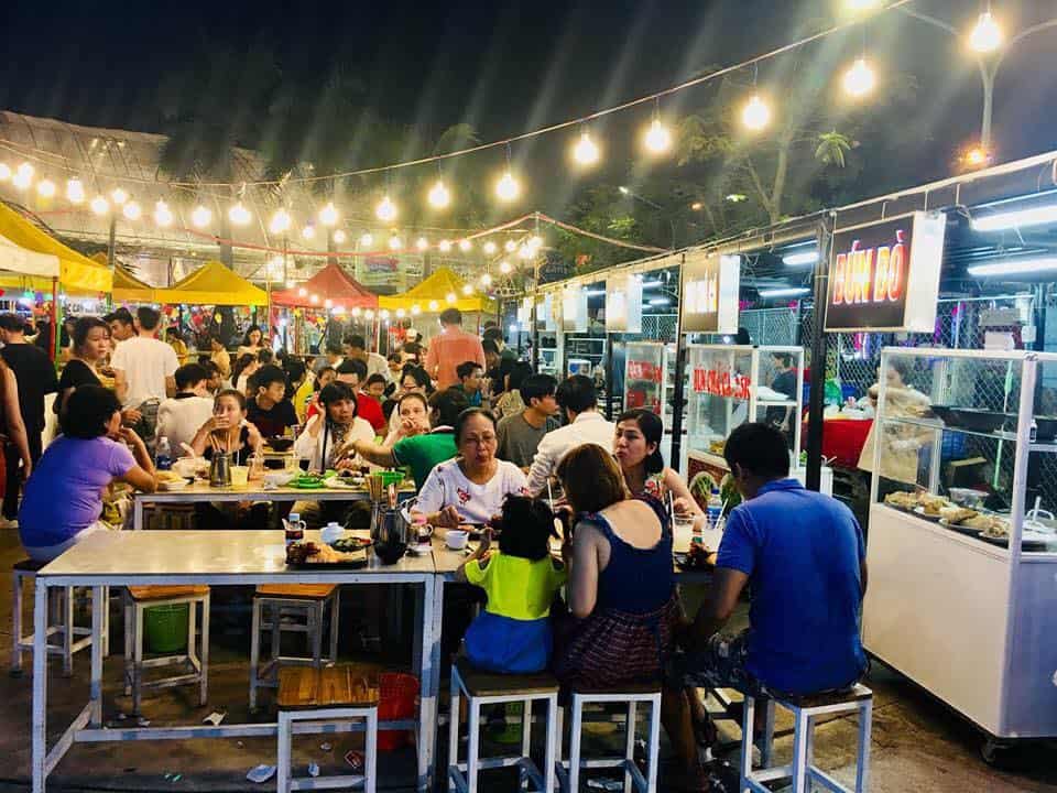 Các địa điểm ăn vặt về đêm Đà Nẵng luôn thu hút đông đảo khách du lịch sành ăn 