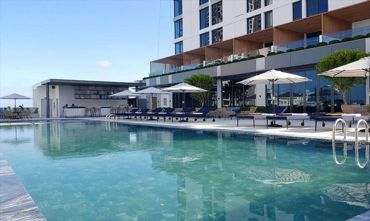 View hồ bơi “sang chảnh” tại tầng 3 của khách sạn cho du khách tha hồ check in “sống ảo” (Nguồn: Internet)