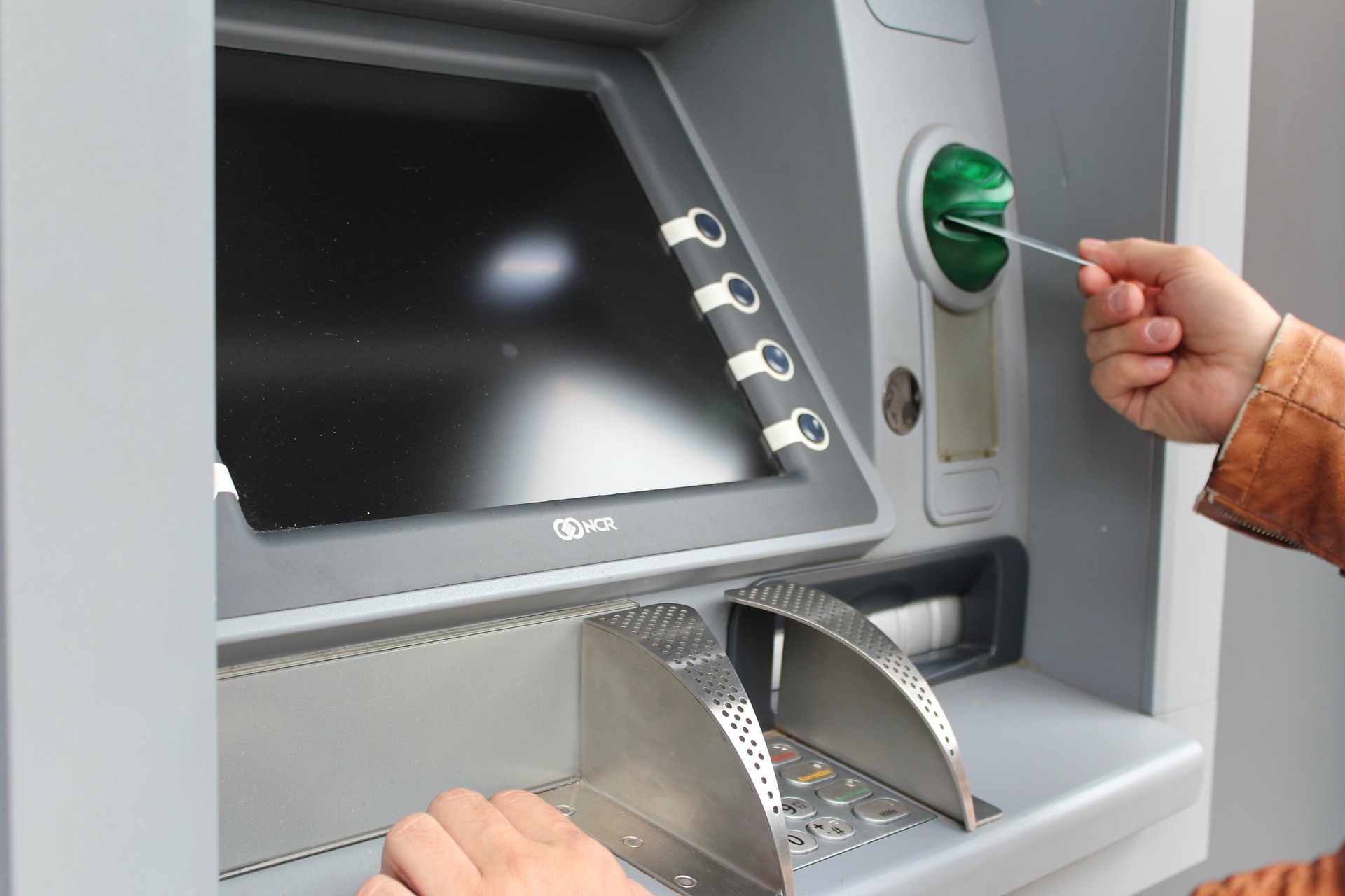 Phí rút tiền ATM khác ngân hàng là bao nhiêu?