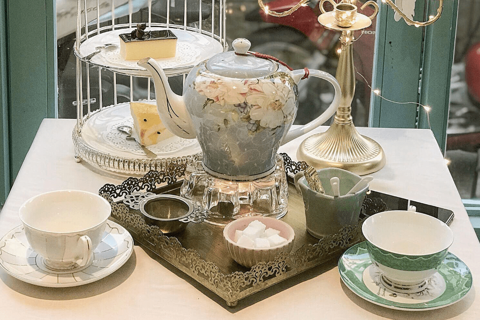 Bach Du Tea & Coffee House với những set trà bánh mang phong cách hoàng gia, cực sang chảnh.