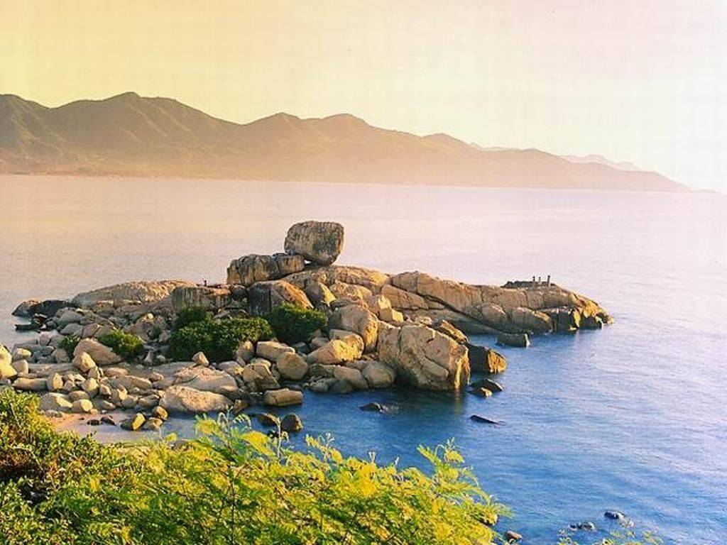 Hòn Chồng là công trình độc đáo của tạo hóa với 2 cụm đá lớn nằm bên bờ biển dưới chân đồi La-san mộng mơ