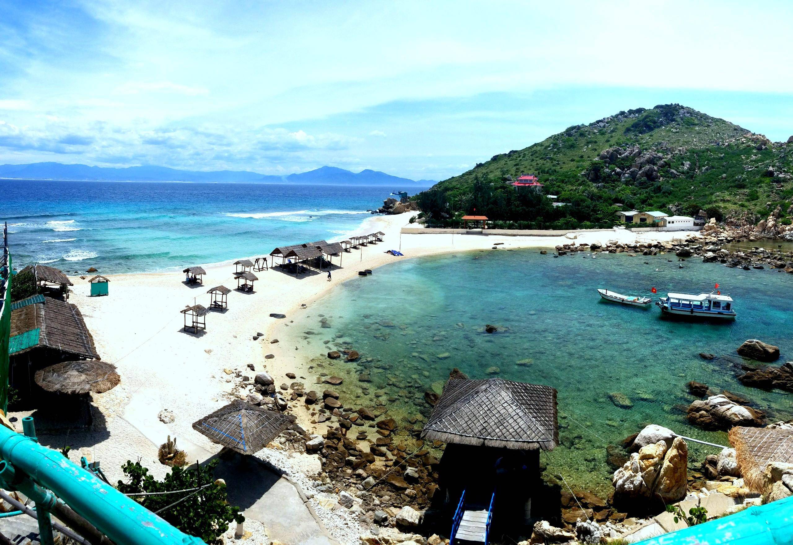 Bãi tắm đôi Đảo Yến (hay còn gọi là hòn Nội) với không gian thơ mộng, thu hút đông đảo du khách đến tham quan mỗi ngày