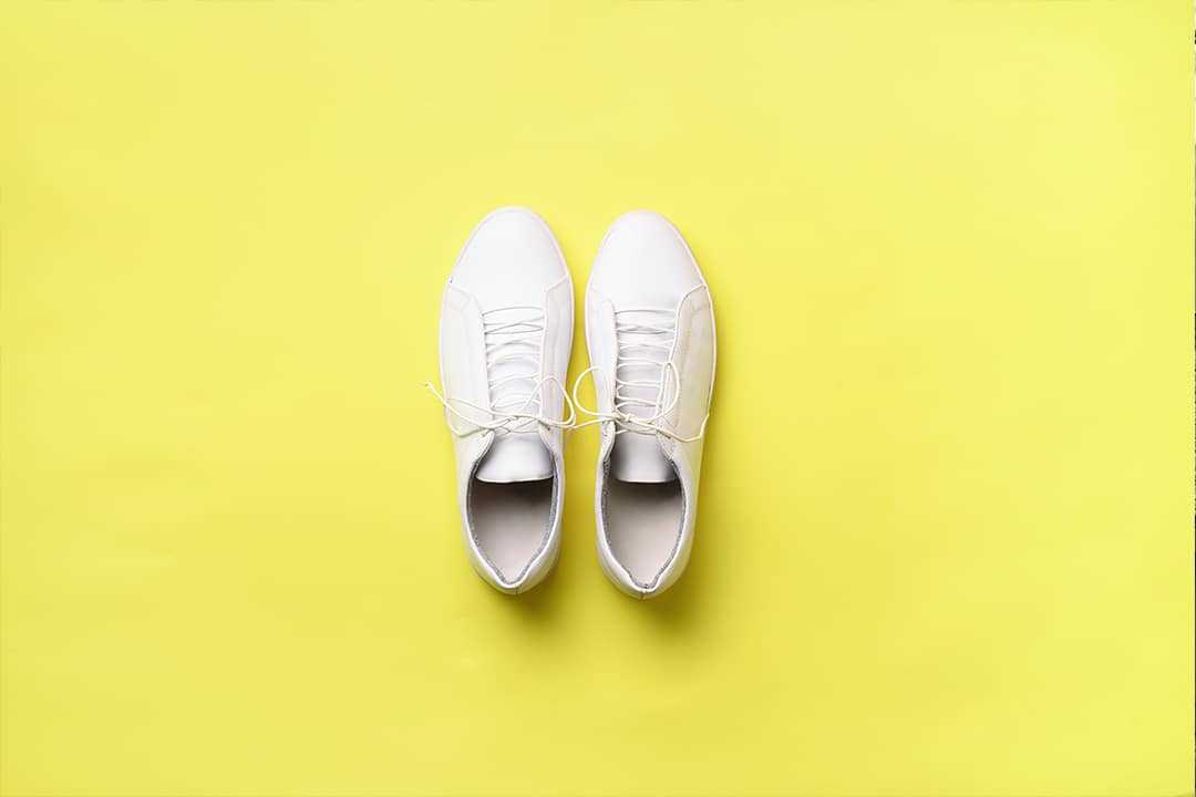 Cách phối đồ với giày trắng cho nam và nữ