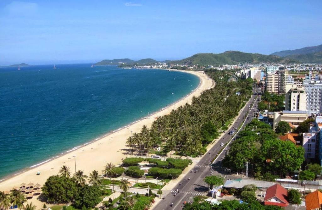 Bãi biển Trần Phú là một địa điểm vui chơi Nha Trang nổi tiếng với cảnh biển thơ mộng và bầu khí nhộn nhịp