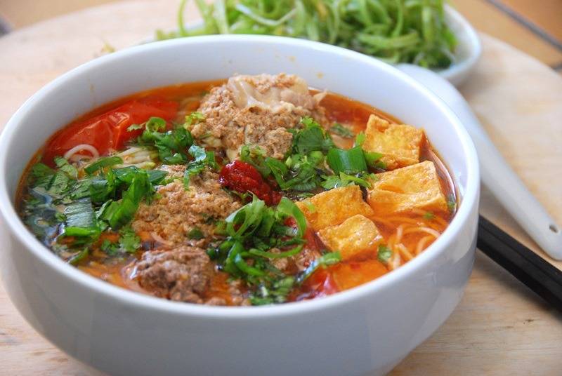 Bún riêu cua là một món ăn vặt đặc sản Hà Nội nổi tiếng với màu sắc bắt mắt và cực thơm ngon