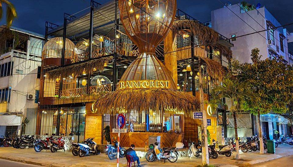 Cafe Rainforest Nha Trang được rất nhiều người yêu thích bởi nơi đây được thiết kế dựa trên ý tưởng “khu rừng mưa” nhiệt đới thu nhỏ độc đáo