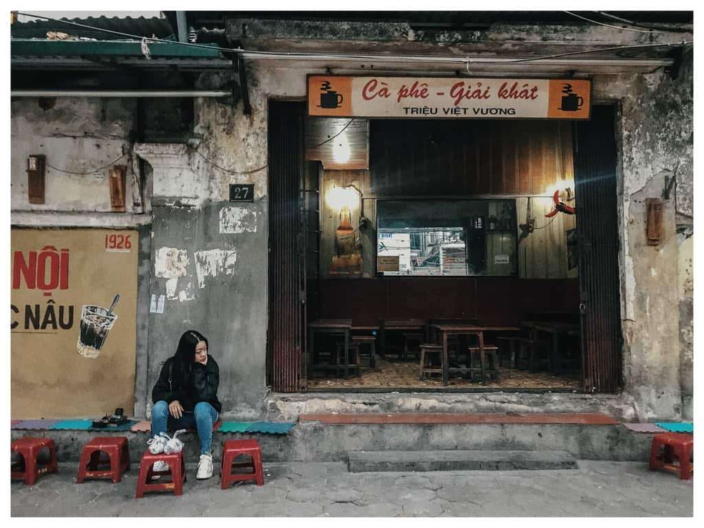 Café Thái đại điểm check in chụp hình sống ảo đẹp ở Hà Nội mang đậm phong cách thời bao cấp xưa, cũ kĩ bong sờn nhưng lại lắng đọng khó quên.