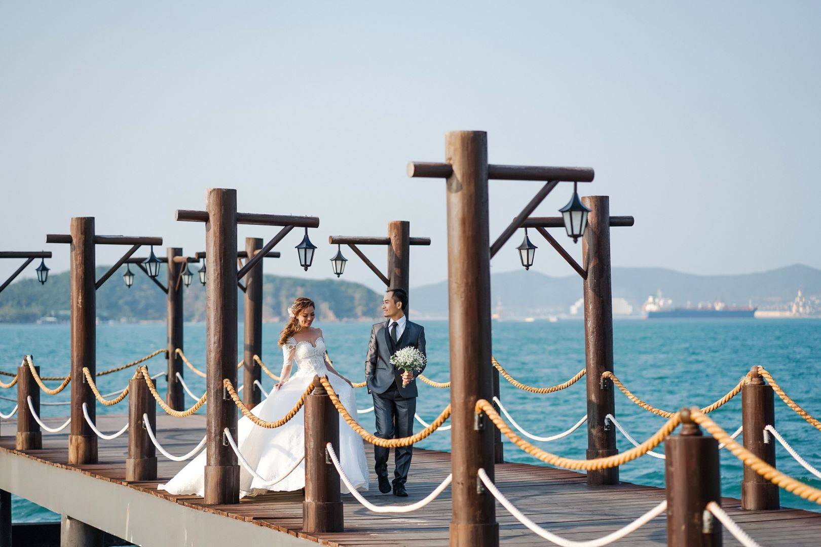 Cầu gỗ Hòn Tằm với khung cảnh lãng mạn giữa mây trời và biển khơi là địa điểm chụp hình cưới lý tưởng cho các cặp đôi