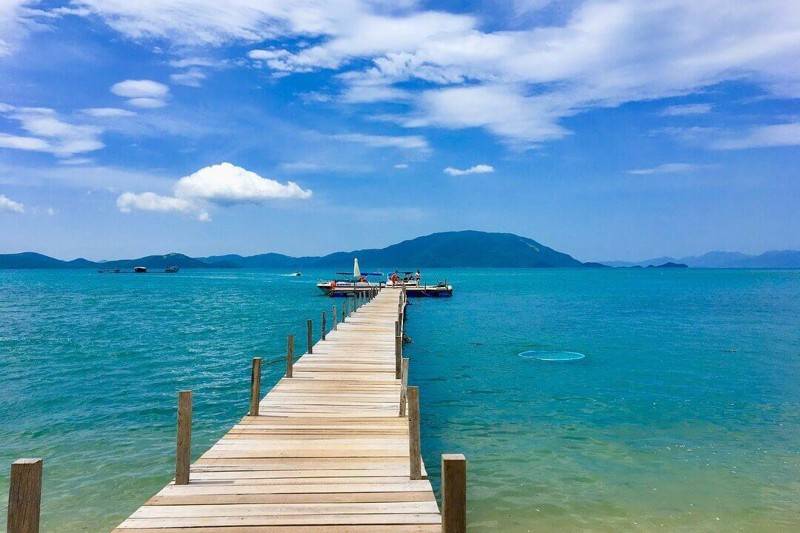 Cầu gỗ tình yêu ở giữa biển ĐIệp Sơn thơ mộng là một trong những địa điểm check in Nha Trang cực hot hiện nay