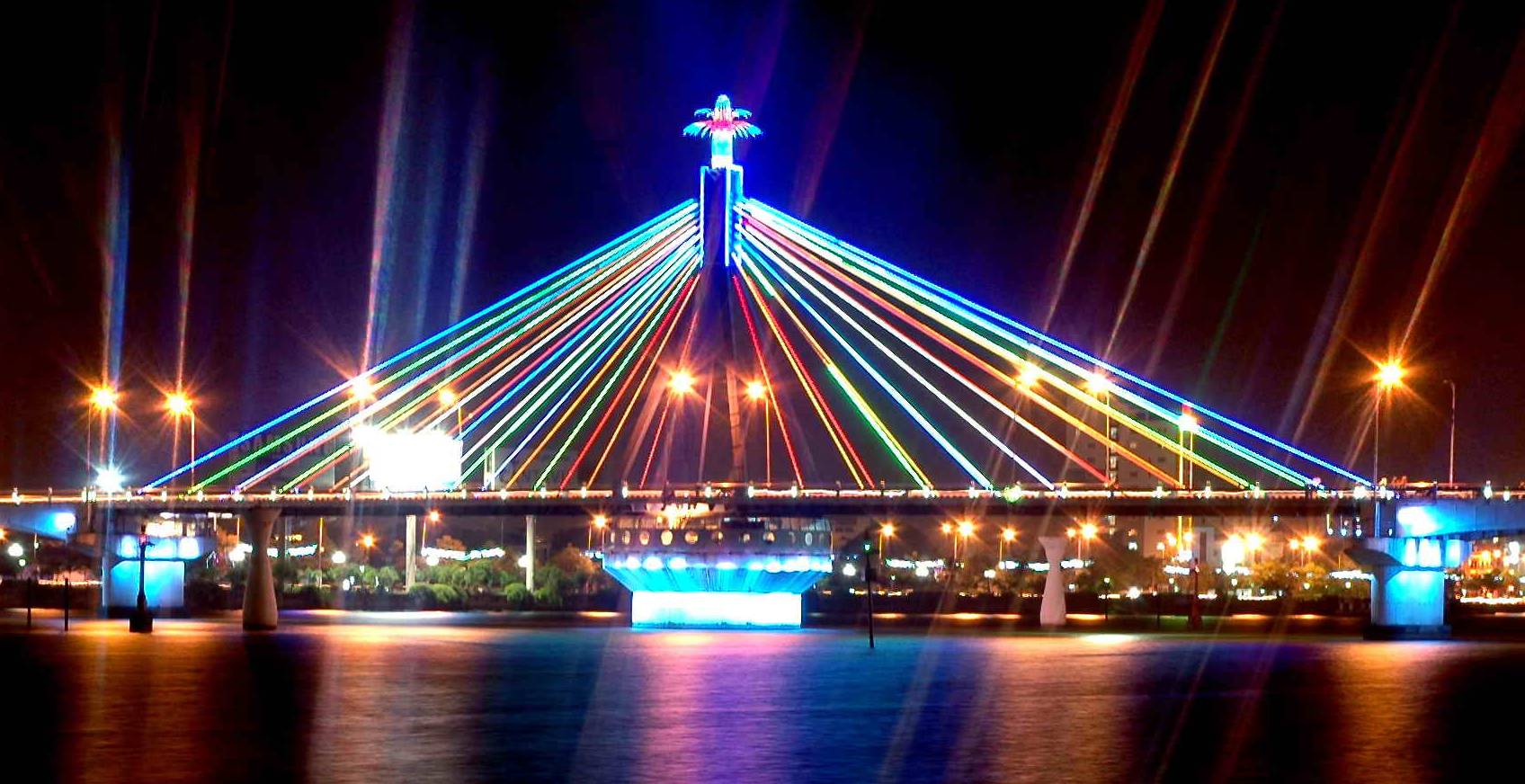 Cầu sông Hàn là cây cầu đầu tiên do chính người Việt làm ra do đó mang đến niềm tự hào to lớn cho người dân Đà thành