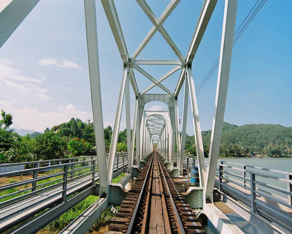 Cầu Sắt Nha Trang là địa điểm vui chơi lý tưởng dành cho những ai yêu thích thiên nhiên mộng mơ xen lẫn nét đẹp hoài cổ
