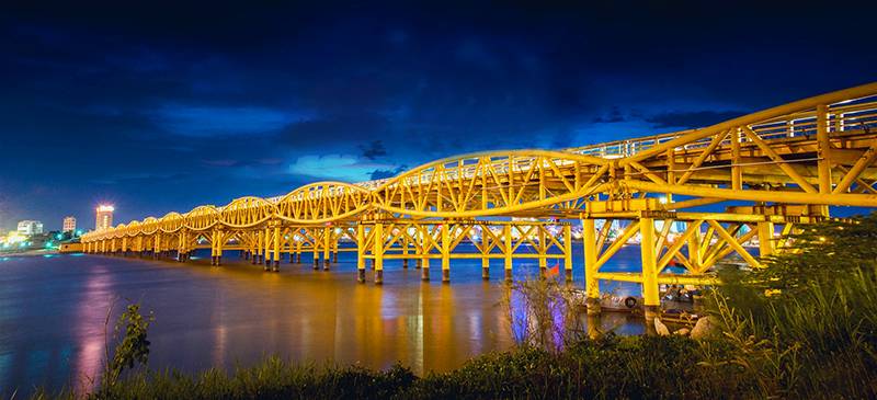 Cầu Nguyễn Văn Trỗi là địa điểm vui chơi ở Đà Nẵng về đêm cực đẹp và lâu đời nhất nhì Đà thành (Nguồn: Internet)