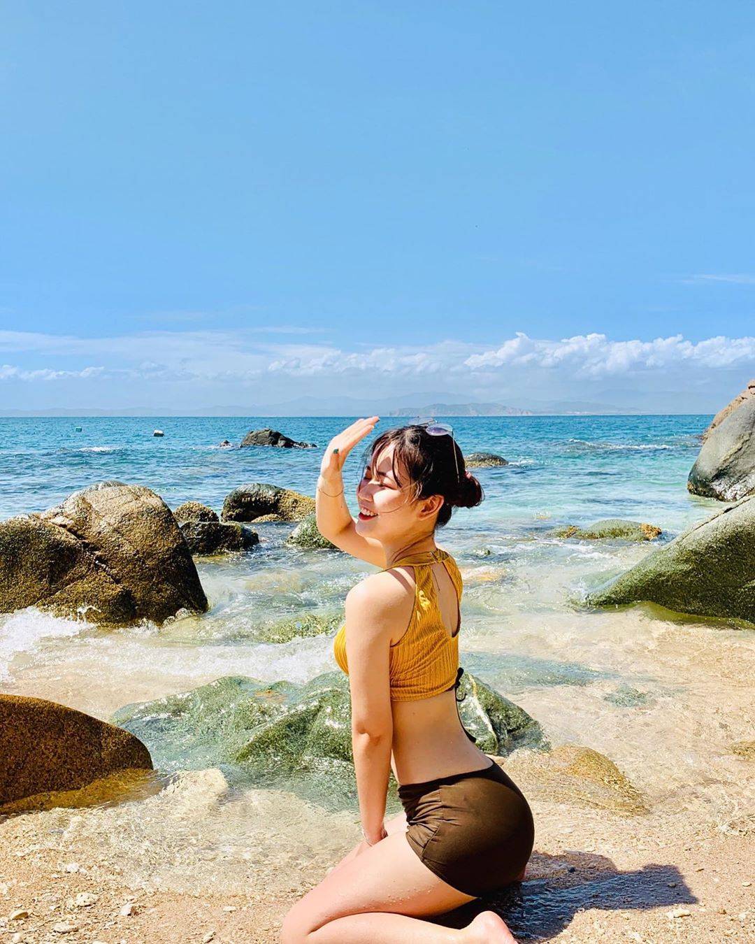 Check in và tạo cách dáng chụp đẹp độc đáo với bikini và sóng biển tại Cù Lao Xanh (Nguồn: Internet)