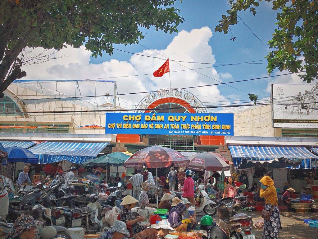 Chợ Đầm là khu chợ lớn và sầm uất nhất ở Quy Nhơn
