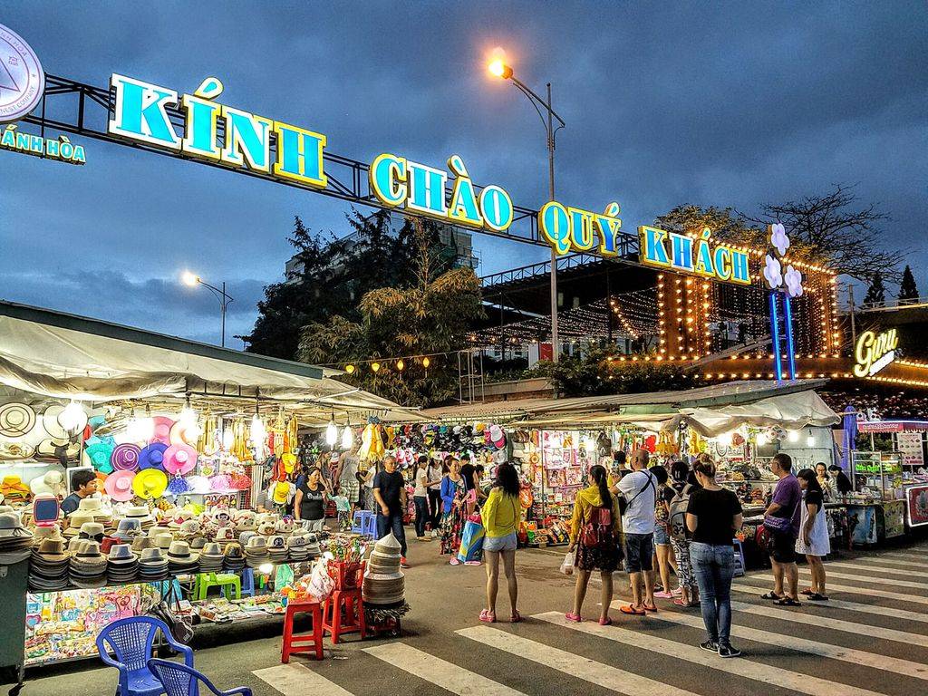 Phố đi bộ - Chợ đêm Nha Trang với không gian rộng rãi cùng nhiều gian hàng đa dạng, luôn thu hút đông đảo du khách đến tham quan và mua sắm